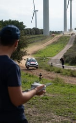 giuseppe cao con macchina da rally e drone
