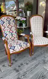 Rénovation réfection fauteuil Voltaire motifs kilim multicolore