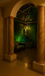 Interior clásico de Magic Party con columnas doradas y fuente de agua en espacio acogedor.