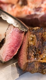 Carnes maduradas  y parrilla tipo Argentina en el restaurante Vinos y Parila V.&.P en Filandia 