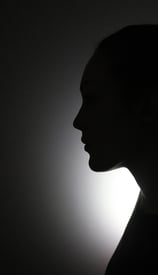 Photographie jeu de lumière : Portrait noir et blanc 