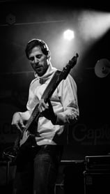 Fildesmond, bassiste sur scène et studio