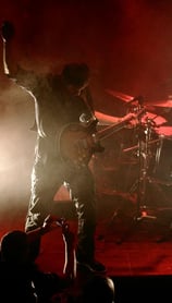 Fil Desmond, guitariste sur scène et studio