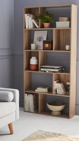 Bibliothèque asymétrique en bois naturel