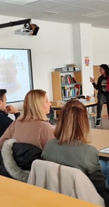 Rakel Calzada dando una formación