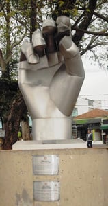 Essa imagem retrata uma área de lazer e equipamentos urbanos, reforçando o caráter comunitário.