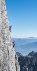 2 Kletterer mit Bergführer Rene Guhl als Seilschaft am Koppenkarstein, Dachstein 