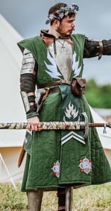 Création unique fantasy pour un chevalier avec une couronne de fleurs