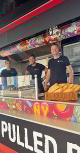 Stefan, Matze, Alex am arbeiten im Foodtruck