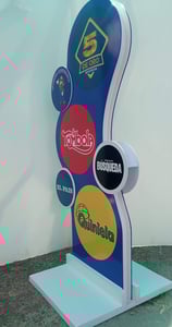cartel de pie
