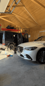 Mercedes G klasės ir S klasės automobiliai valymo metu garaže – profesionalus automobilių valymas