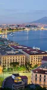 Passeggiata sul Lungomare Caracciolo con vista sul Golfo di Napoli