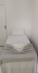 hotel quarto simples com tv
