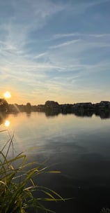 a sunset over a lake with houses, Zuytland-Buiten Simonshaven, Zuid-Holland