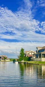 a lake with houses and a boat in the water, Zuytland-Buiten Simonshaven, Zuid-Holland