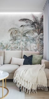 Nowoczesny salon po remoncie z beżową sofą, dekoracyjną tapetą w stylu tropikalnym i eleganckim stol