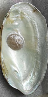 "Divine face designer pearl in white, approx 11mm–angled side view-Export-standard"