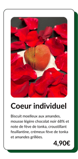 pâtisserie individuelle en forme de coeur entouré de pétales de rose