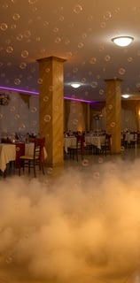 Salón decorado con burbujas y efecto de neblina baja durante un evento en Magic Party, Quito.