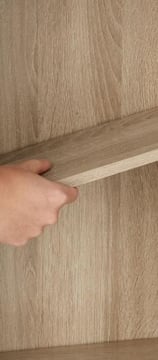 Rangement d'une planche de bibliothèque 