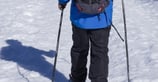 persona con chaqueta azul en la nieve