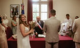 sourire de la mariée lors de la cérémonie officielle à la marie face au maire