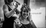 photo de la coiffure lors des préparatifs du mariage, noir et blanc