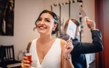 Un couple de mariés jouant à un jeu avec leurs invités lors de leur cocktail