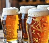 une image des quelques tasses de bière