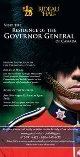 un homme en uniforme avec un grand chapeau noir et un grand chapeau noir