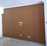una habitacion revestida con wall panel EPS simil madera