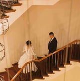 Pareja de casados bajando escaleras