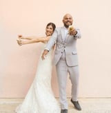 Pareja vestidos formales para una boda
