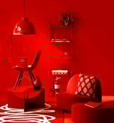 Salon rojo con muebles rojos y luces rojas
