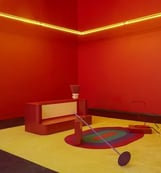 Salon rojo y amarillo con alfombra de colores sillon rojo y luces amarillas