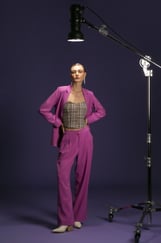 fotografia-de-modelo-em-estudio-fotografico-com-fundo-roxo