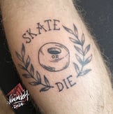 Tatouage Skate Die avec branches