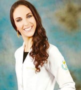 mulher de jaleco sorrindo