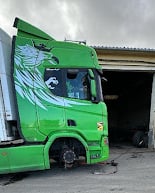 Camión cambiando los neumáticos en Neumáticos Sangar