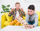 2 enfants de 10 ans qui jouent