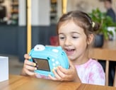 petite fille de 7 ans qui joue