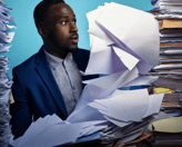 entrepreneur sous les papiers