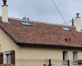 Toiture avec mousse et débris accumulés