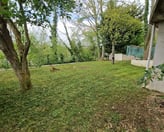 Jardin parfaitement entretenu avec pelouse tondue