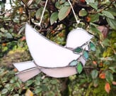 les rameaux, vitrail oiseau avec branche de rameaux