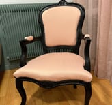 Fauteuil style Louis XV restauré dans les couleurs de la décoration