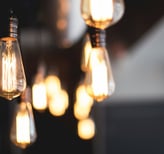 a bunch of light bulbs hanging from a ceiling
