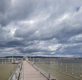 Iznang am Bodensee - Steg mit Booten unter dunklen Wolken