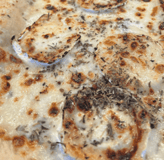 Pizza Chèvre Miel avec crème fraîche, fromage de chèvre, miel et herbes de Provence sur pâte maison