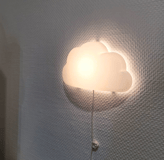 Zoom sur une applique murale lumineuse en forme de nuage